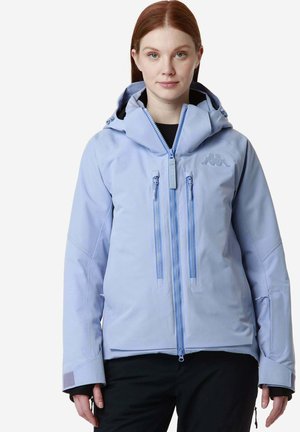 Giacca impermeabile azzurro chiaro con cappuccio, due tasche frontali con zip e polsini elasticizzati. Caratterizzata da una texture liscia e un design sportivo.