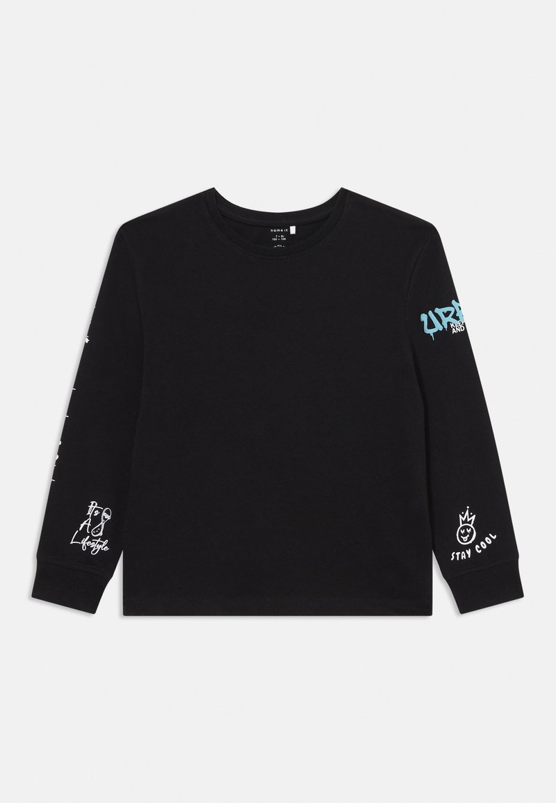 Schwarzes Langarm-T-Shirt mit Rundhalsausschnitt und grafischen Designs in Blau und Weiß auf den Ärmeln. Verfügt über eine glatte Textur und gerippte Bündchen.