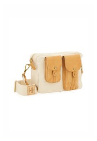 Borsa a tracolla in tela color beige chiaro con due tasche a pattina in pelle marrone, dettagli in metallo dorato e tracolla rimovibile. Comparto principale con zip.