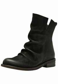 Bottine en cuir noir avec design froissé, bout rond, petit talon empilé et texture perforée.