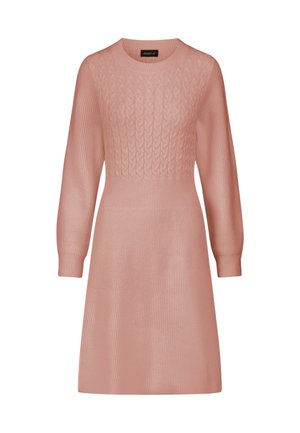 Vestido de punto en suave color rosa, con un cuerpo de punto trenzado texturizado, mangas largas y una silueta acampanada tipo A.