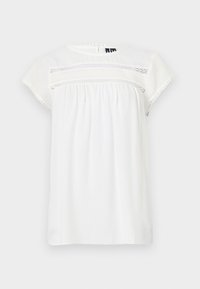 Blusa bianca a maniche corte con scollo rotondo, dettagli in pizzo, tessuto arricciato e rifiniture decorative lungo le maniche e l'orlo.
