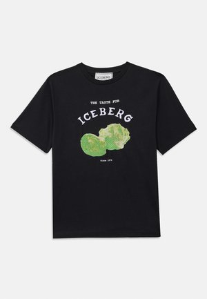 Sort bomulds t-shirt med et grafisk print af to grønne isbjerge, med teksten "THE TASTE FOR ICEBERG" ovenfor og "Since 1974" nedenfor.