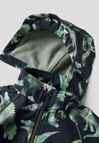 Veekindel jakk tumeda mereväe taustal roheliste dinosauruste trükiga, pehme fliisvoodriga kapuutsi ja reguleeritava nööriga.