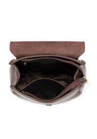 Sac à main en cuir marron avec un extérieur texturé et une doublure en tissu doux, doté d'une poche zippée et d'une fermeture à rabat magnétique.