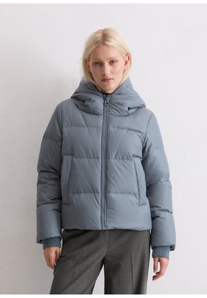 Helleblaue Daunenjacke mit hohem Kragen, frontaler Reißverschluss und zwei großen Außentaschen. Verfügt über gerippte Ärmelbündchen und eine glatte Textur.