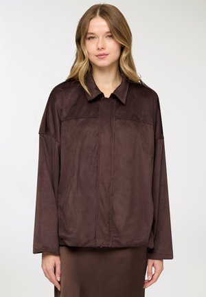 Giacca oversize marrone in finta camoscio con collo, maniche lunghe e chiusura frontale con zip. Tessuto liscio, design minimalista.