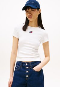 Tommy Jeans SLIM BADGE TEE - Basic T-shirt - ecru