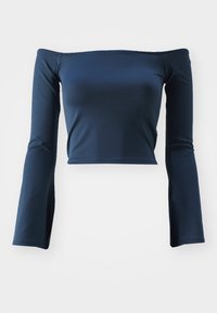 Mörkblå off-shoulder långärmad crop top med figurnära silhuett visas mot en vit bakgrund.