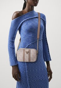 Guess NOREEN CAMERA CROSSBODY - Bandolera - dusty rose logo