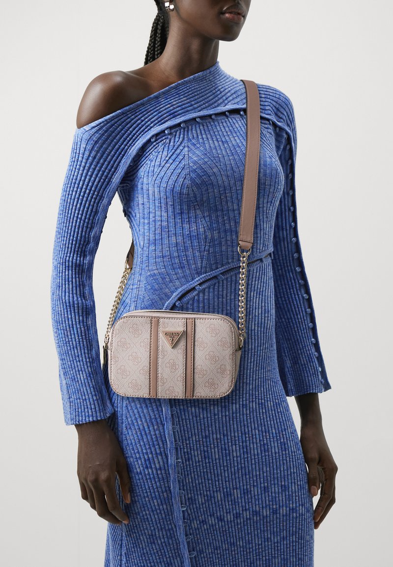 Guess NOREEN CAMERA CROSSBODY - Bandolera - dusty rose logo