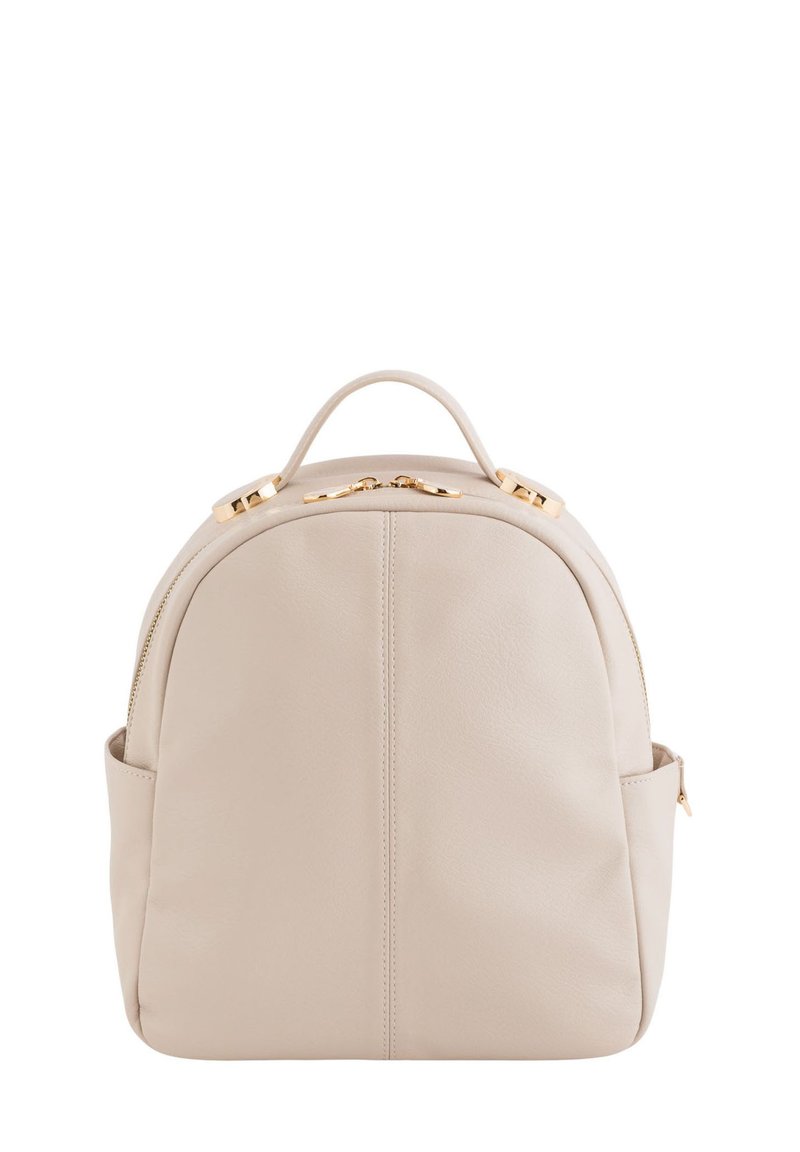 Jasnobeżowy skórzany plecak o zaokrąglonym kształcie, z górną rączką, złotymi akcentami i boczną kieszenią na zamek. Gładka tekstura.