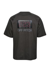 Dunkelgraues T-Shirt mit kurzen Ärmeln, das einen großen Aufdruck in Rot und Weiß zeigt, mit der Aufschrift "223 OFF PITCH" und darunter Koordinaten.