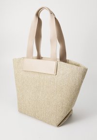 Beige színű, szőtt tote táska, mely jól definiált formával rendelkezik. A tetején sima bőr díszítéssel és puha szövet fogantyúkkal rendelkezik. Texturált felületű részletek.