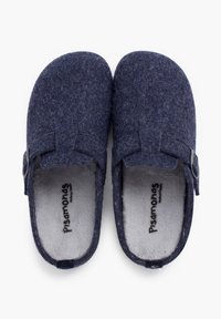 Jūrų laivyno jausmo šlepetės su minkštu pilku pamušalu, turinčios dekoratyvinę juostą ir sagtį. Apvalaus piršto dizainas su tekstūruotu paviršiumi.