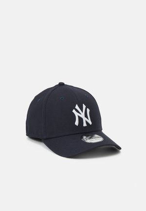 Marineblaues Baseballcap aus Stoff, mit einem weißen, gestickten NY-Logo auf der Vorderseite, gebogenem Schirm und einstellbarem Riemen auf der Rückseite.