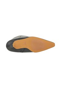Suola di scarpa in pelle nera con punta affusolata. Presenta una superficie superiore liscia, una suola esterna in gomma marrone strutturata e un sottile dettaglio di branding.