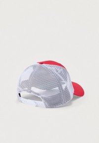 Κόκκινο καπέλο με λευκό πίσω μέρος από δίχτυ, με δομημένο σχήμα και ρυθμιζόμενο λουράκι. Η μπροστινή επιφάνεια έχει ομαλή υφή· το δίχτυ είναι διαπνέον.