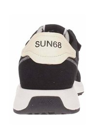 Zapatilla de ante negra con una pestaña en el talón blanca donde está impreso "SUN68". Suela de goma con dibujo traccionado y puntera reforzada.