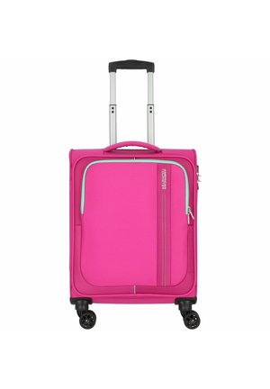 Valigia rosa con guscio rigido, dotata di una tasca frontale con cerniera e di un manico estensibile. Quattro ruote per una facile manovrabilità.