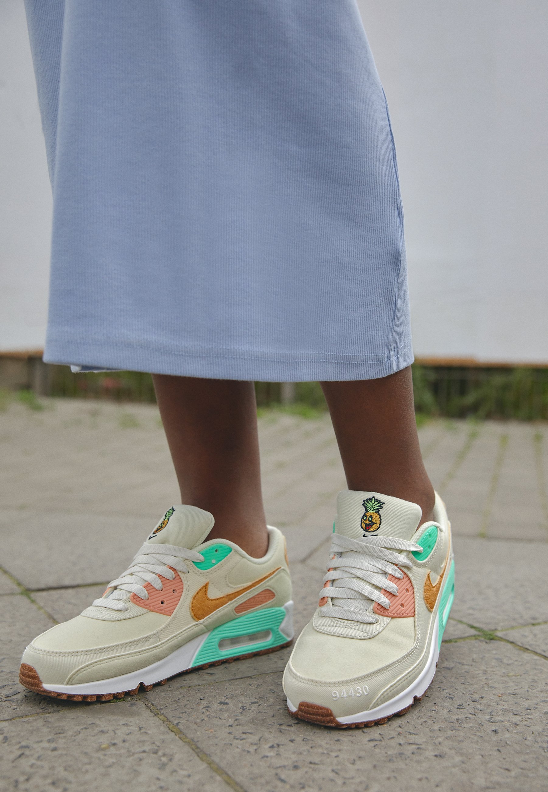 Nike Sportswear AIR MAX 90 - Sneakers laag - coconut milk/mtallic  gold/green glow/light bone/apricot agate/lime glow/crème - Zalando.nl