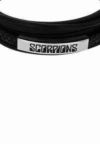 Bracciale in pelle nera con dettaglio intrecciato e una placca in metallo argentato lucido incisa con la parola "SCORPIONS" in lettere grasse.