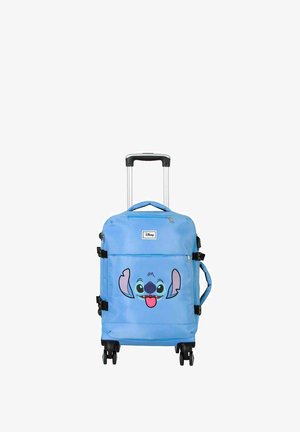 Maleta de mano con ruedas azules y un gráfico del personaje Stitch. Cuenta con un compartimento principal con cremallera, correas ajustables y ruedas resistentes.