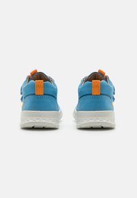 Sneaker blu in suede con suole bianche, linguette arancioni sul tallone e un interno testurizzato. Presentano un design leggero e uno stile casual.