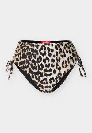 Chiloți de bikini cu talie înaltă, cu imprimeu leopard bej și negru și șnururi de ajustare pe părțile laterale, pe un fundal alb.
