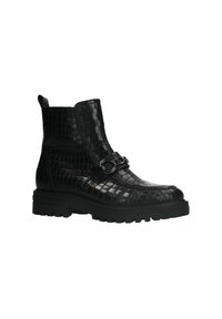 Zwarte enkelboots met een textuur van krokodillenpatroon, ronde neus, zijgesp met accent en stevige rubberen zool.