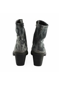 Botas tobilleras grises con un exterior de tela texturizada, un tacón apilado y cremalleras laterales para facilitar su uso. Acentuadas con botones metálicos en los costados.