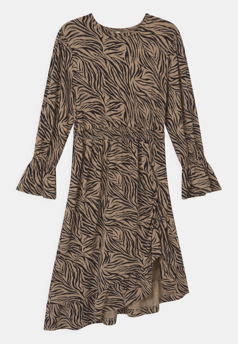 Sukienka z długim rękawem w brązowy i czarny wzór zebry. Posiada marszczoną talię oraz rozszerzane mankiety, z długością do kolan i rozcięciami po bokach.