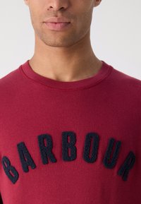 Barbour PREP LOGO CREW NECK - Camisola - highland red