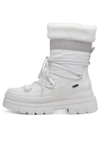 Białe zimowe buty z teksturowanym materiałem, ocieplanym kołnierzem z futra i grubą gumową podeszwą. Posiadają sznurówki oraz boczny zamek błyskawiczny dla łatwego zakładania.