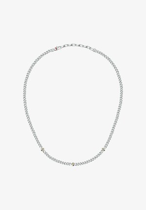 Collana in argento con design a maglie piatte e tre dettagli dorati. Texture liscia con chiusura a moschettone.