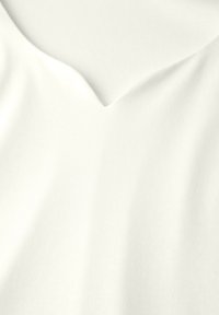 Hvid V-hals T-shirt med en glat, blød tekstur. Stoffet har en let glans, der fremhæver det rene design og den simple silhuet.