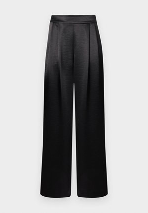Pantalon à jambes larges en satin noir à texture lisse, avec des plis à l'avant et une taille haute, offrant un design structuré mais fluide.