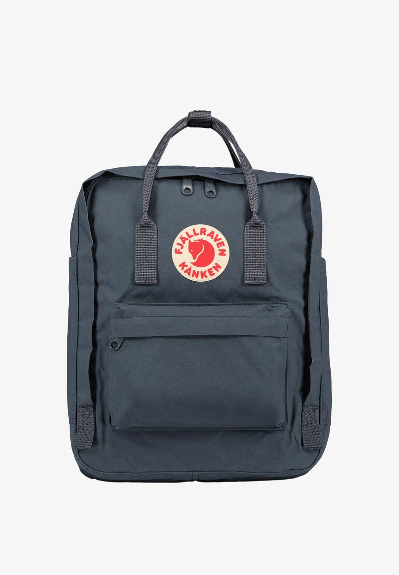 Sac à dos Fjällräven Kanken bleu foncé avec une forme rectangulaire, des poignées supérieures, une poche zippée à l'avant et un logo circulaire en rouge et beige.