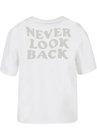 T-shirt in cotone bianco con maniche corte e colletto rotondo. Il retro presenta la frase "NON GUARDARE MAI INDIETRO" in lettere grigie, grasse e a forma di bolla.