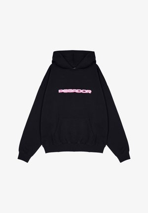 Čierna mikina z bavlny s klokannou kapsou a veľkým vyšitým ružovým textom "PEGADOR" cez hruď.