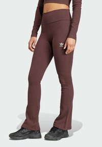 adidas Originals ESSENTIALS FLARED - Legingi — bikses - shadow brown