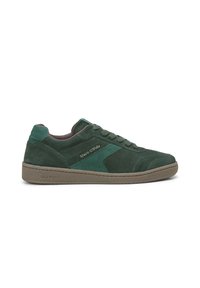 Grüne Wildledersneaker mit strukturierten Oberflächen, ausgestattet mit einer Schnürung, kontrastierenden dunkelgrünen Akzenten und einer braunen Gummisohle.