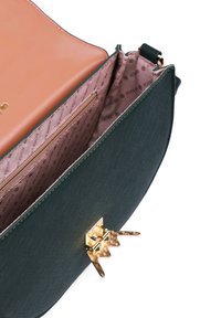 Grüne Handtasche aus strukturiertem Leder mit einem Innenfutter in Nude. Verfügt über eine Reißverschlusstasche und einen goldenen, geometrischen Verschluss an der Vorderseite.