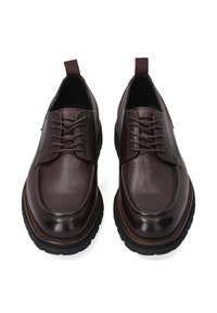 Braune Leder Schuhe mit einer strukturierten Oberfläche, die ein Schnürdesign, runde Zehen und eine dicke schwarze Laufsohle mit Kontrastnähten aufweisen.