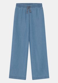 Jasnoniebieskie spodnie typu wide-leg wykonane z dżinsu, z elastycznym pasem i sznurkiem do regulacji. Charakteryzują się gładką fakturą i czystymi brzegami.