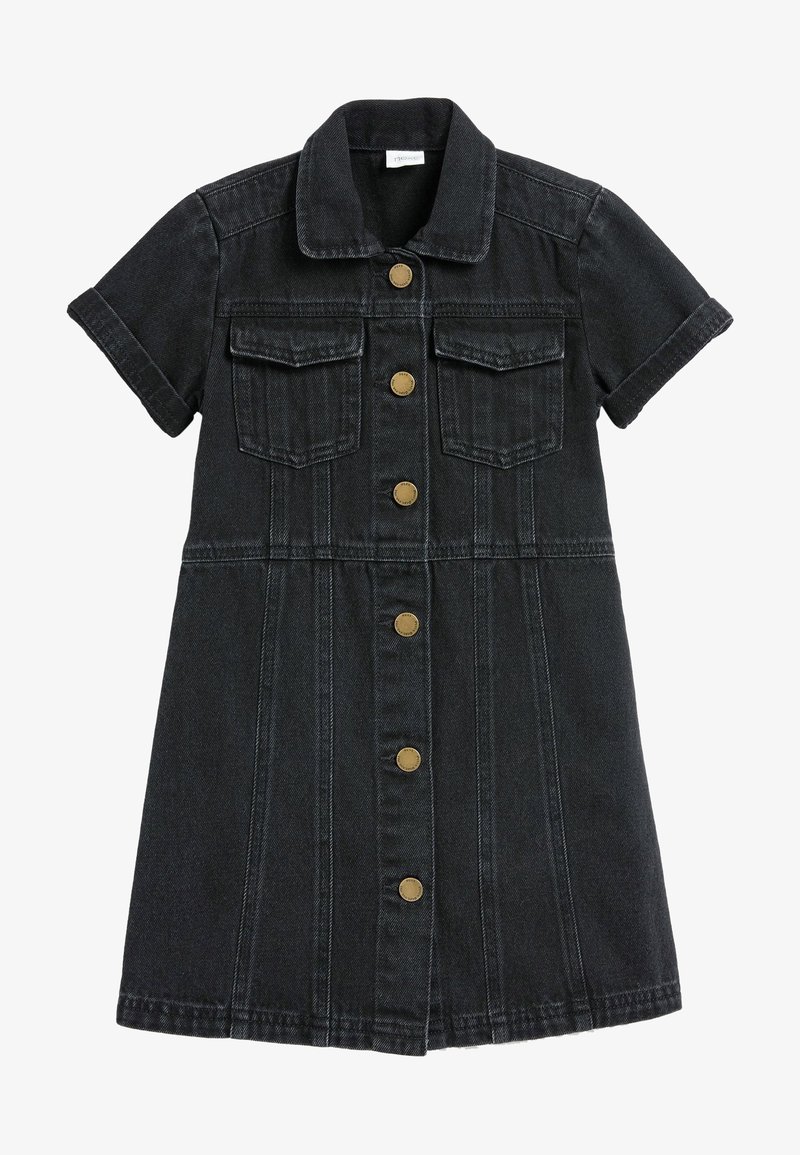 Robe en denim noir à manches courtes avec col, fermeture à boutons sur le devant, deux poches à rabat sur la poitrine et coutures ajustées.