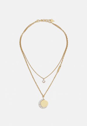 Gouden laagjes halsketting met een ronde hanger met een met kristallen versierde halve maan ontwerp en een kleine bedel aan een delicate ketting.