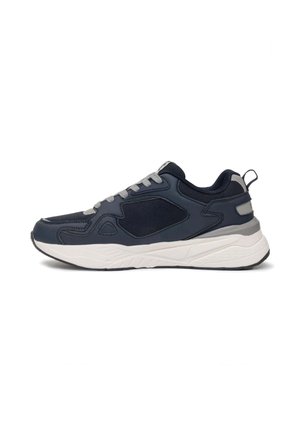 Scarpa da ginnastica blu navy e grigia con pannelli in mesh, chiusura con lacci, collo imbottito e suola bianca spessa progettata per un uso casual.