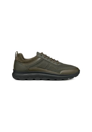 Scarpa sportiva verde scuro con tomaia in tessuto testurizzato, dettagli in pelle liscia, lacci rotondi e suola nera imbottita con motivi a onda.