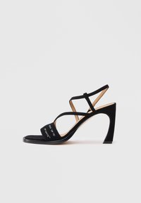 Sandali z visoko peto - black